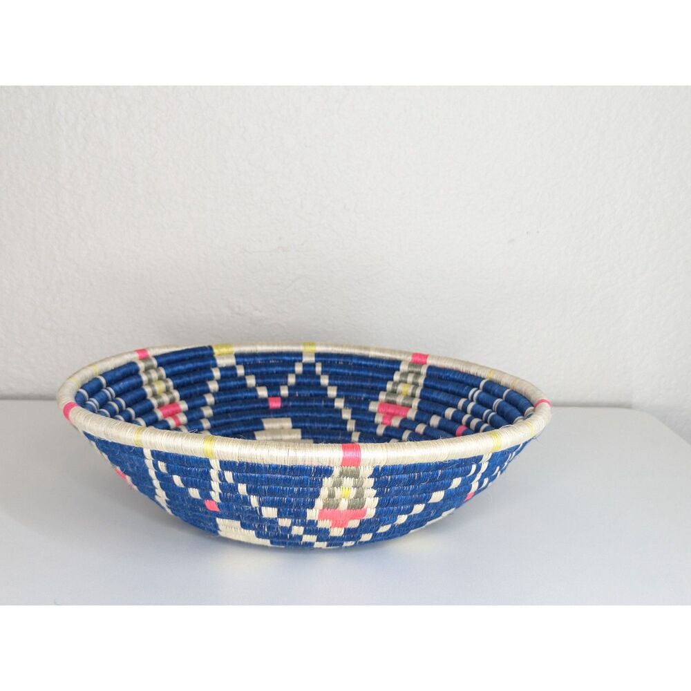 NWOT Rwandan Woven Basket Bowl Handcrafted Blue White Sisal Sweetgrass Hanger - Picture 3 of 6